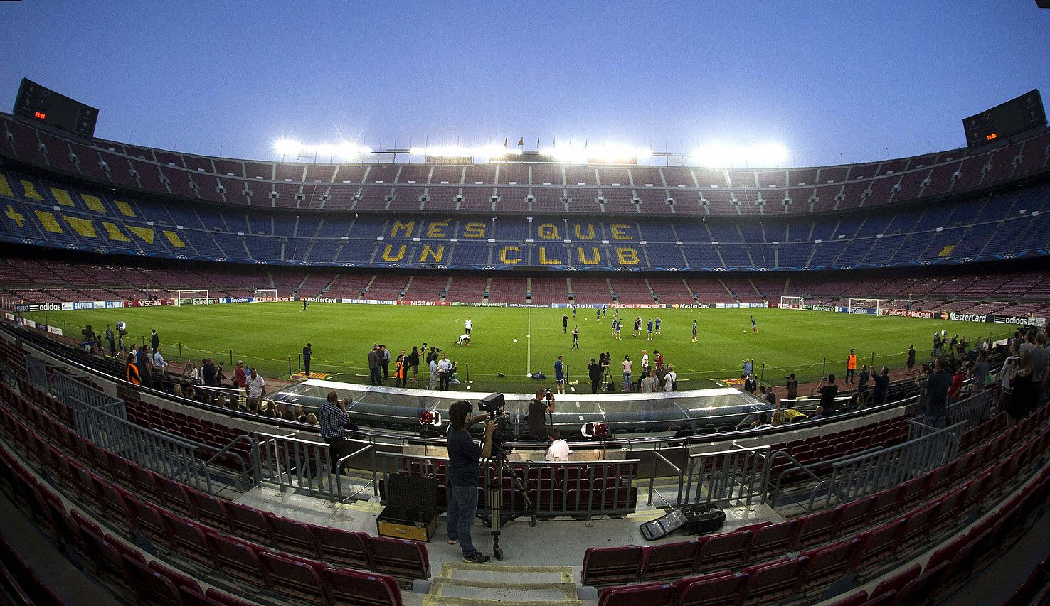 Camp Nou estadioko harmailak, hutsik. Bartzelonarena Europako estadiorik handiena da, eta 99.000 ikuslerentzako eserlekuak ditu. ALEJANDRO GARCIA / EFE. Camp Nou estadioko harmailak, hutsik. Bartzelonarena Europako estadiorik handiena da, eta 99.000 ikuslerentzako eserlekuak ditu. ALEJANDRO GARCIA / EFE.