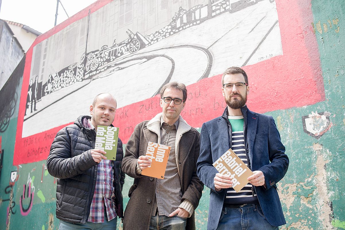 Iñigo Roque, Harkaitz Cano eta Aritz Galarraga, atzo, Donostian, euskaraturiko liburuekin. JUAN CARLOS RUIZ / ARGAZKI PRESS. Iñigo Roque, Harkaitz Cano eta Aritz Galarraga, atzo, Donostian, euskaraturiko liburuekin. JUAN CARLOS RUIZ / ARGAZKI PRESS.