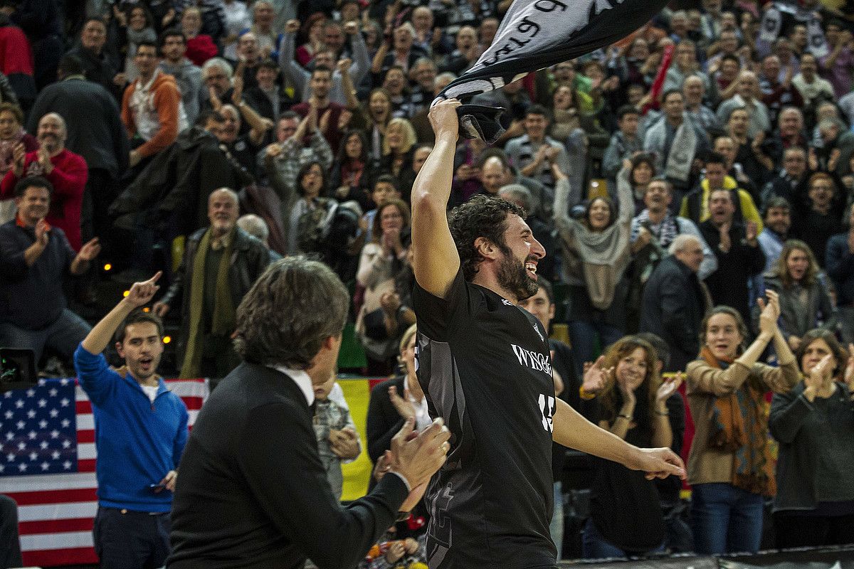 Alex Mumbru Bilbo Basketeko kapitaina Real Madrilen aurkako garaipena ospatzen. ARITZ LOIOLA / ARGAZKI PRESS.