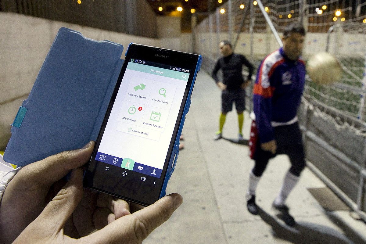 Urrun dauden kirolarien datuak bateratu ditzakete smartphone-ek. JORGE ZAPATA / EFE. Urrun dauden kirolarien datuak bateratu ditzakete smartphone-ek. JORGE ZAPATA / EFE.