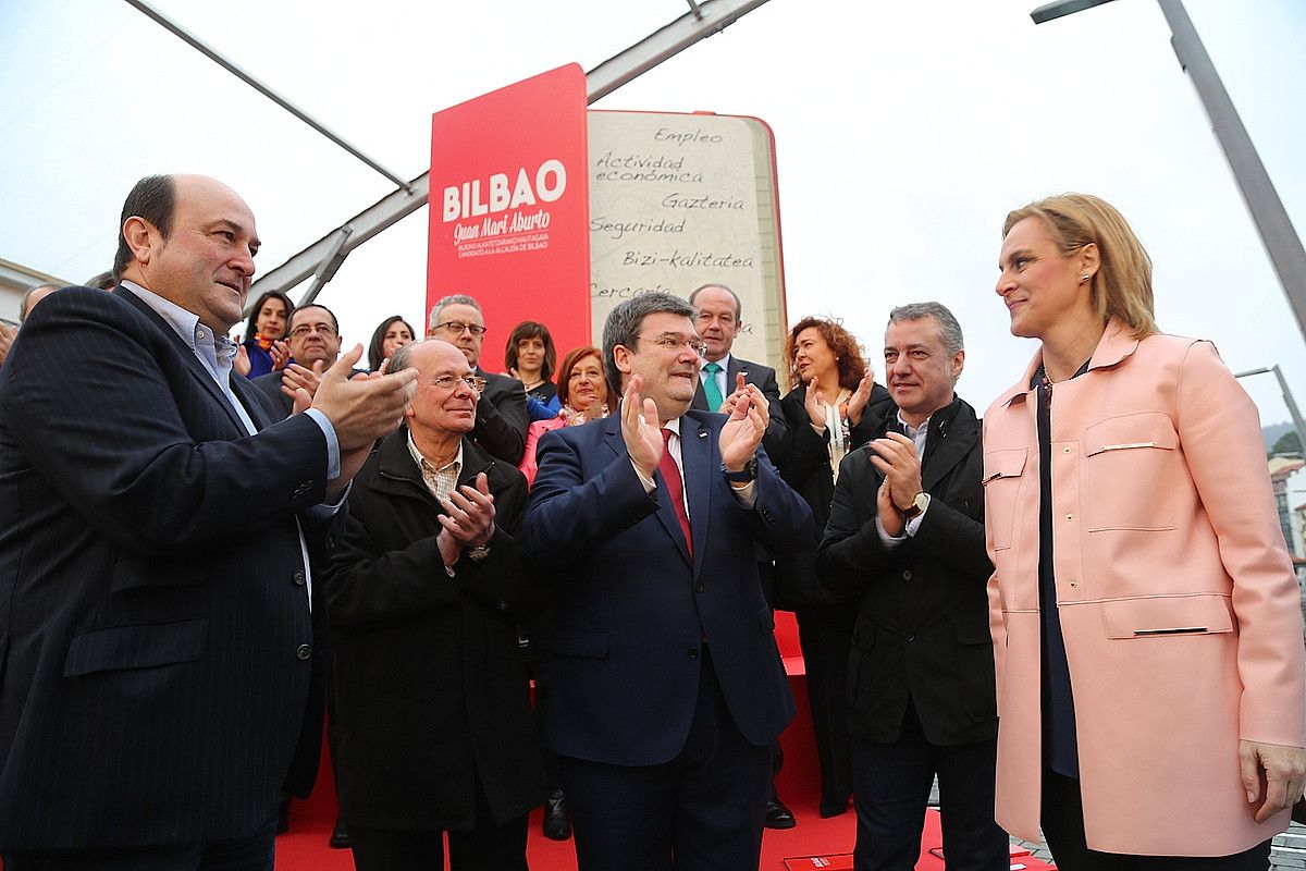 EAJren agintari nagusiak izan ziren Juan Mari Aburtoren hautagaitzaren aurkezpenean, atzo, Bilbon. BERRIA. EAJren agintari nagusiak izan ziren Juan Mari Aburtoren hautagaitzaren aurkezpenean, atzo, Bilbon. BERRIA.