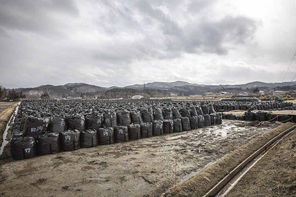 Fukushimako zentral nuklearraren inguruak erradiazioak kutsatutako lurren biltegi bihurtzen ari dira. Argazkian, Litate herria. CHRISTOPHER JUE / EFE.