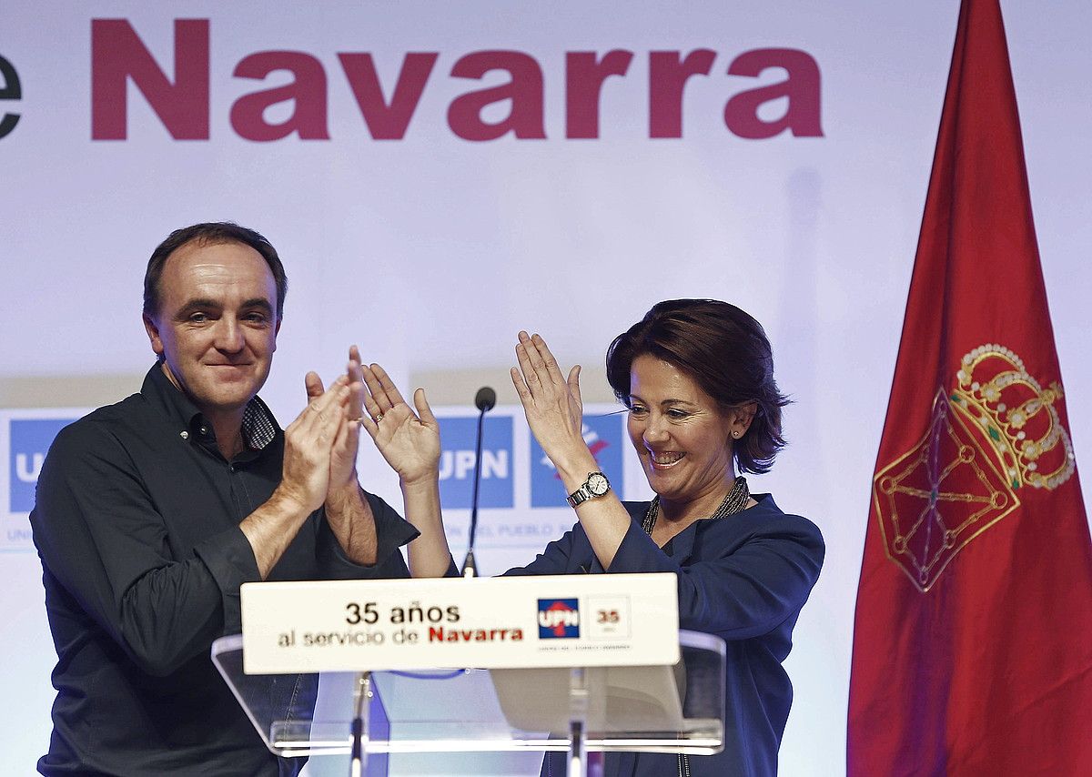 Jose Javier Esparza UPNko hautagaia eta Yolanda Barcina UPNko presidentea, joan den azaroan. JESUS DIGES / EFE. Jose Javier Esparza UPNko hautagaia eta Yolanda Barcina UPNko presidentea, joan den azaroan. JESUS DIGES / EFE.