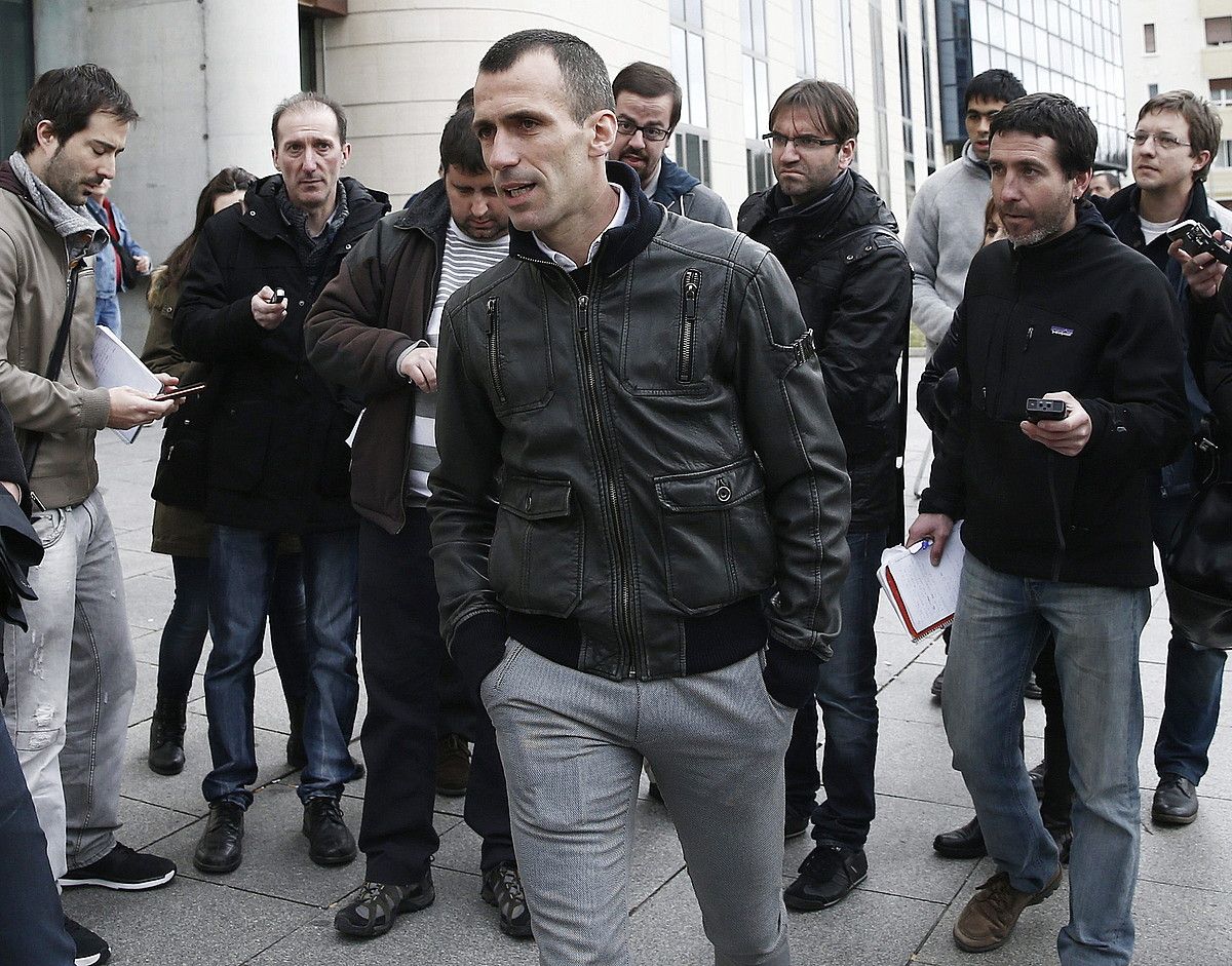 Patxi Puñal Osasunako kapitain ohia, Iruñeko epaitegitik ateratzen, atzo. JESUS DIGES / EFE. Patxi Puñal Osasunako kapitain ohia, Iruñeko epaitegitik ateratzen, atzo. JESUS DIGES / EFE.