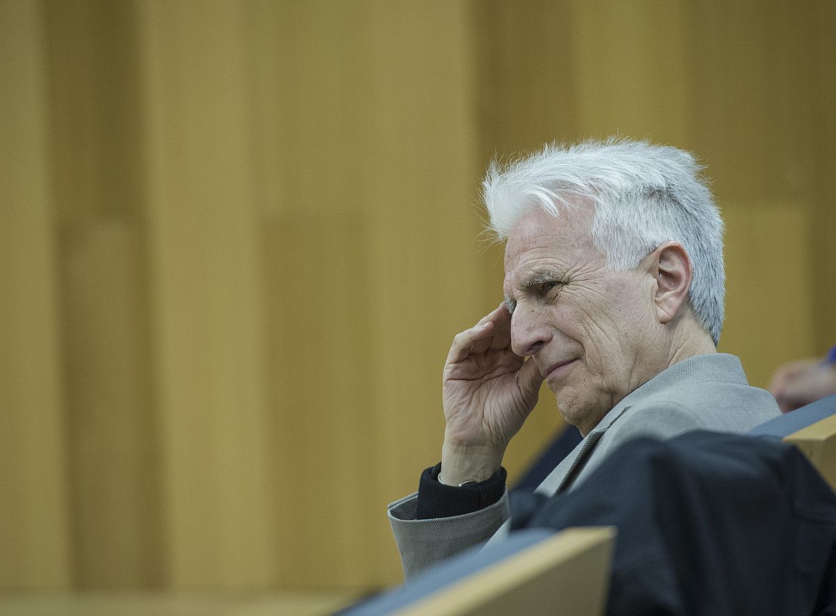 Hizkuntzalaritzan egindako ibilbide oparoarengatik omendu dute Ibon Sarasola. JON URBE / ARGAZKI PRESS. Hizkuntzalaritzan egindako ibilbide oparoarengatik omendu dute Ibon Sarasola. JON URBE / ARGAZKI PRESS.