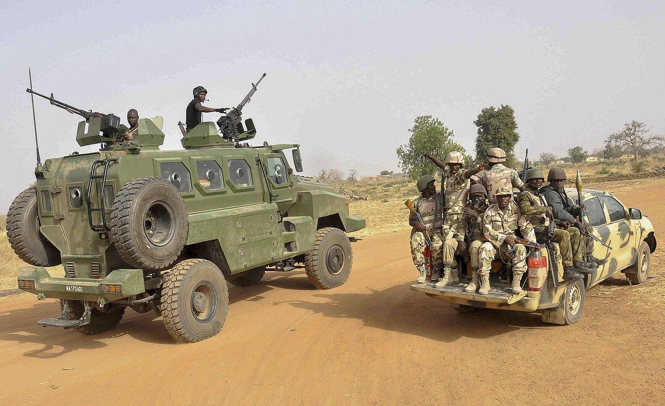Nigeriako armadako soldaduak Chibok hirian, ipar-ekialdeko Borno estatuan, joan den astean. HENRY IKECHUKWU / EFE. Nigeriako armadako soldaduak Chibok hirian, ipar-ekialdeko Borno estatuan, joan den astean. HENRY IKECHUKWU / EFE.