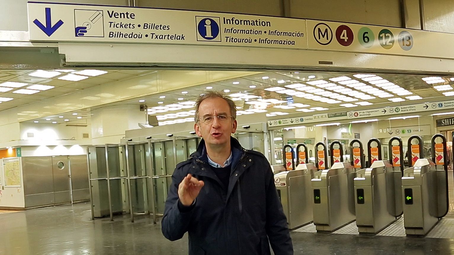 Kike Amonarriz Tribuaren Berbak saioko zuzendari eta aurkezlea, Parisko metro geltoki batean. Euskara ere erabili dute hango zeinuetan. ETB.