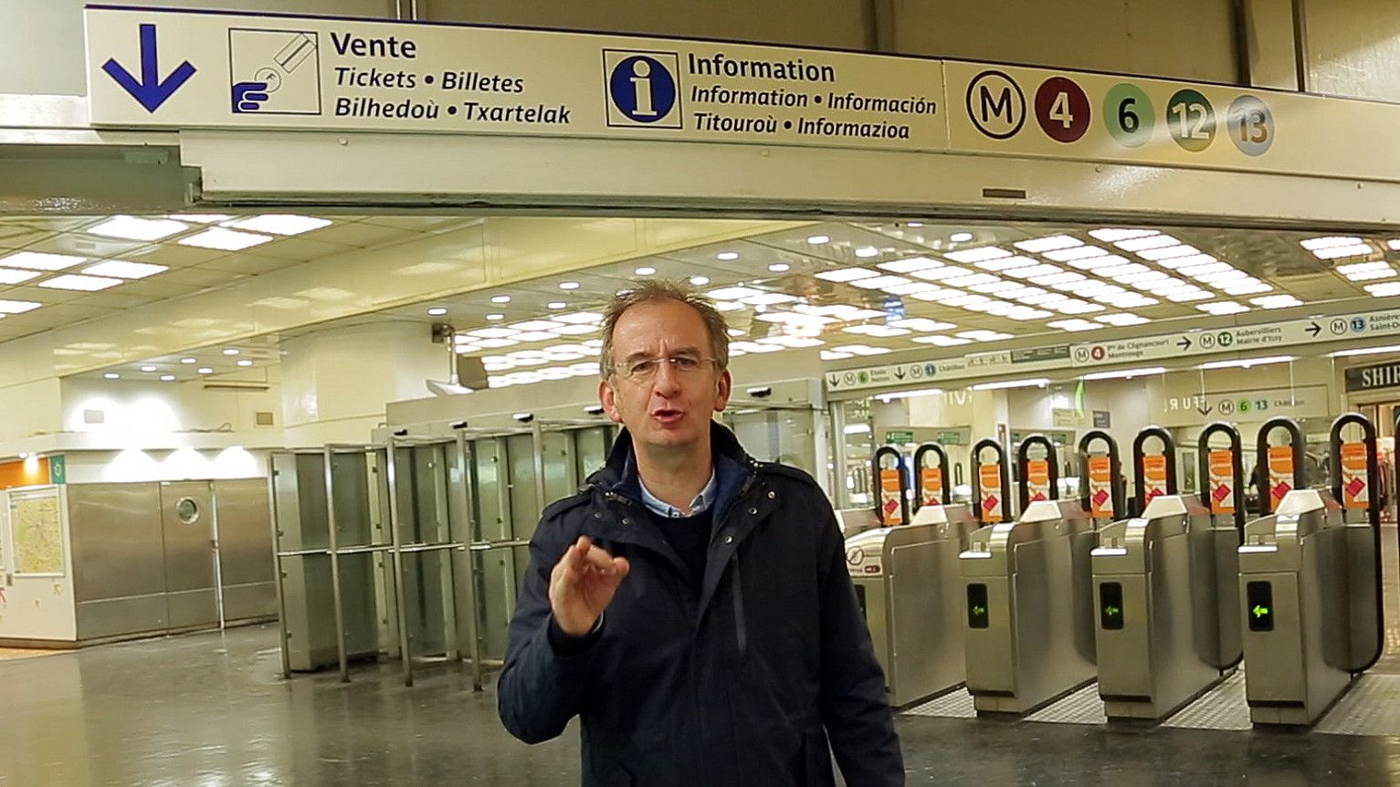 Kike Amonarriz Tribuaren Berbak saioko zuzendari eta aurkezlea, Parisko metro geltoki batean. Euskara ere erabili dute hango zeinuetan. ETB. Kike Amonarriz Tribuaren Berbak saioko zuzendari eta aurkezlea, Parisko metro geltoki batean. Euskara ere erabili dute hango zeinuetan. ETB.