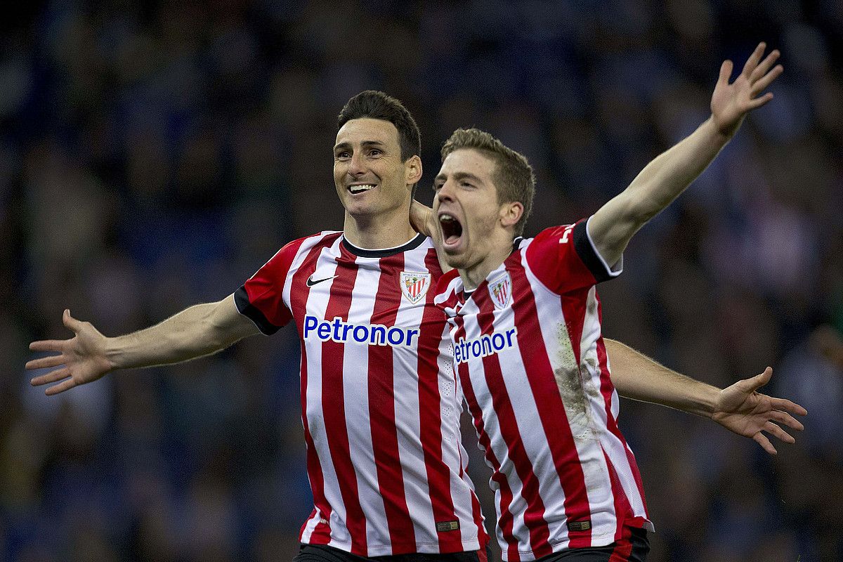 Aritz Aduriz eta Iker Muniain elkarri sorbaldatik hartuta, Athleticek atzoko partidan sarturiko lehen gola ospatzen. Adurizek berak sartu zuen. ALEJANDRO GARCIA / EFE. Aritz Aduriz eta Iker Muniain elkarri sorbaldatik hartuta, Athleticek atzoko partidan sarturiko lehen gola ospatzen. Adurizek berak sartu zuen. ALEJANDRO GARCIA / EFE.