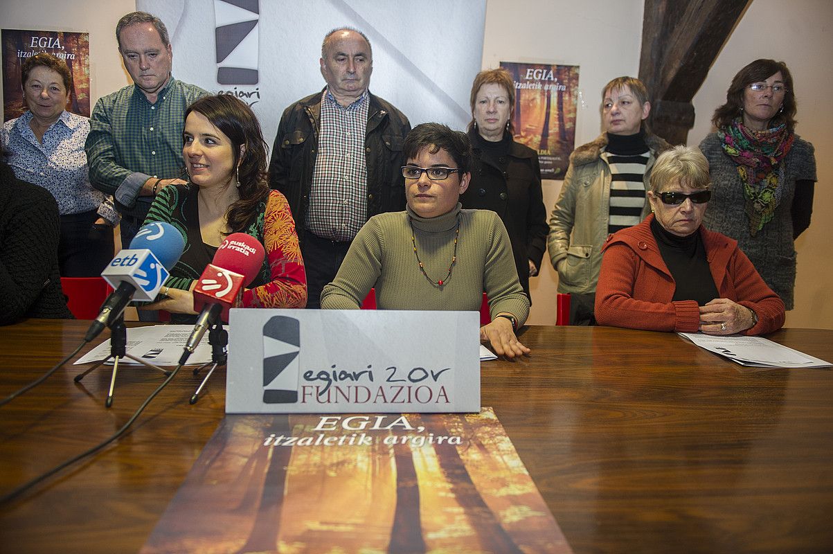 Egiari Zor fundazioko kideak, atzoko agerraldian. MONIKA DEL VALLE / ARGAZKI PRESS. Egiari Zor fundazioko kideak, atzoko agerraldian. MONIKA DEL VALLE / ARGAZKI PRESS.