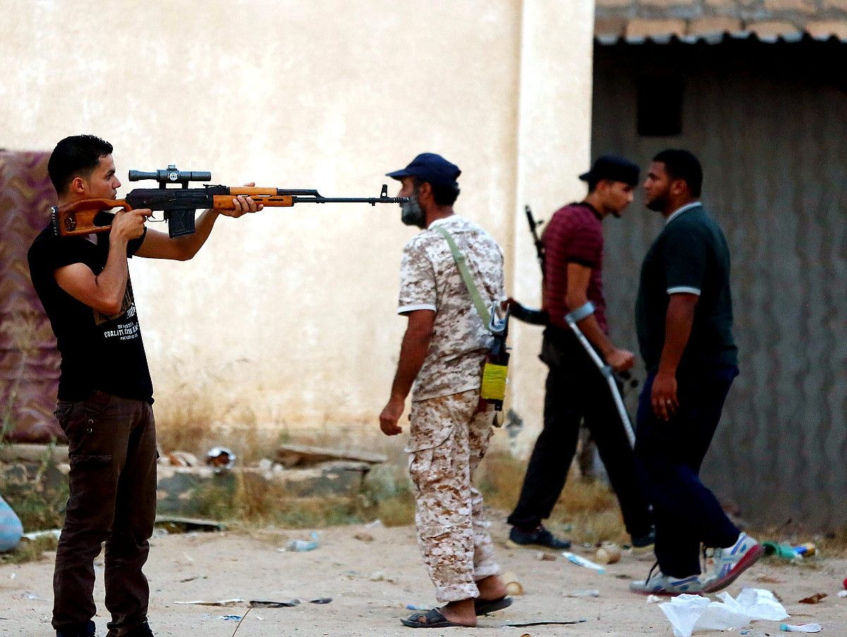 Tokiko milizietako kideak Tripolin. Gadaffi eroriz geroztik milaka talde armatu txiki sortu dira; asko elkarren aurkako lehian dabiltza. MOHAMMED AL-KILANI / EFE.