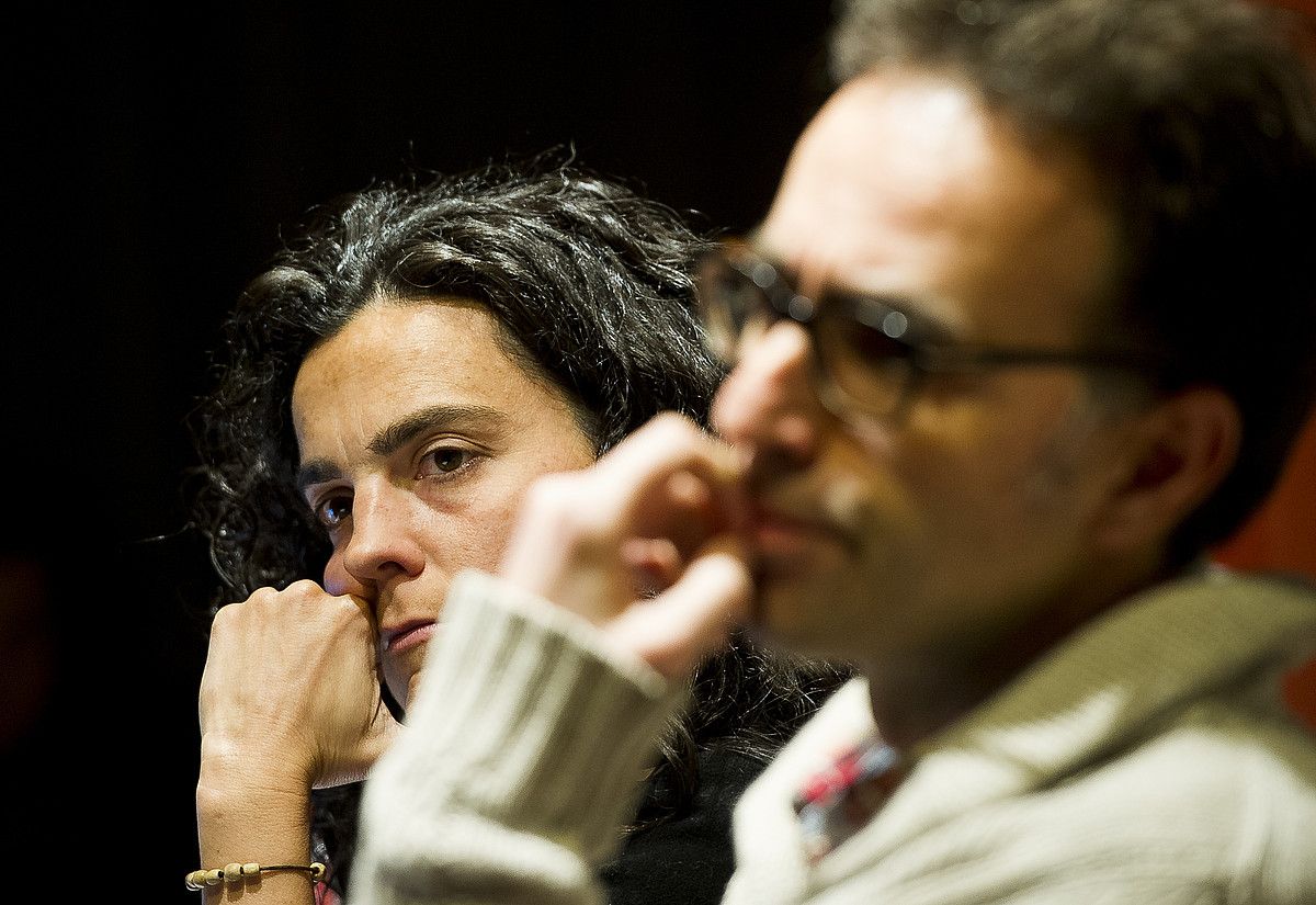Maialen Lujanbio bertsolaria eta Harkaitz Cano idazlea, atzo Bilbon emandako hitzaldian. LUIS JAUREGIALTZO / ARGAZKI PRESS. Maialen Lujanbio bertsolaria eta Harkaitz Cano idazlea, atzo Bilbon emandako hitzaldian. LUIS JAUREGIALTZO / ARGAZKI PRESS.