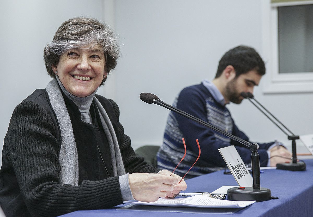 Laura Mintegi eta Hedoi Etxarte, atzo, Martin Ugalde foroan. JON URBE / ARGAZKI PRESS.