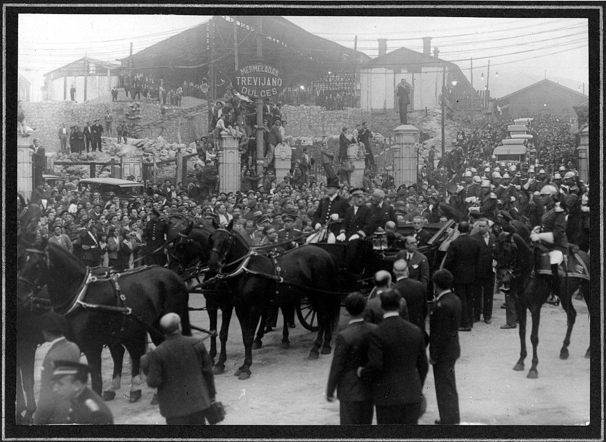 Indalecio Prietok Bilboko Abandoko geltokiko obretara egindako bisitaldia, 1930eko hamarkadan. EHUKO HISTORIA GARAIKIDEKO FUNTSA.