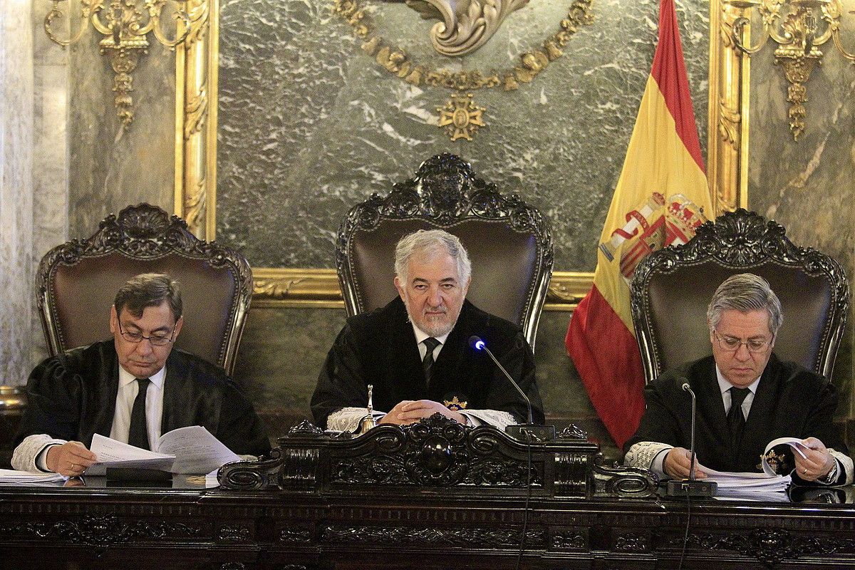 Candido Conde-Pumpido magistratua, Auzitegi Gorenaren bilera batean. Boto partikularra eman dutenetako bat da. EFE. Candido Conde-Pumpido magistratua, Auzitegi Gorenaren bilera batean. Boto partikularra eman dutenetako bat da. EFE.