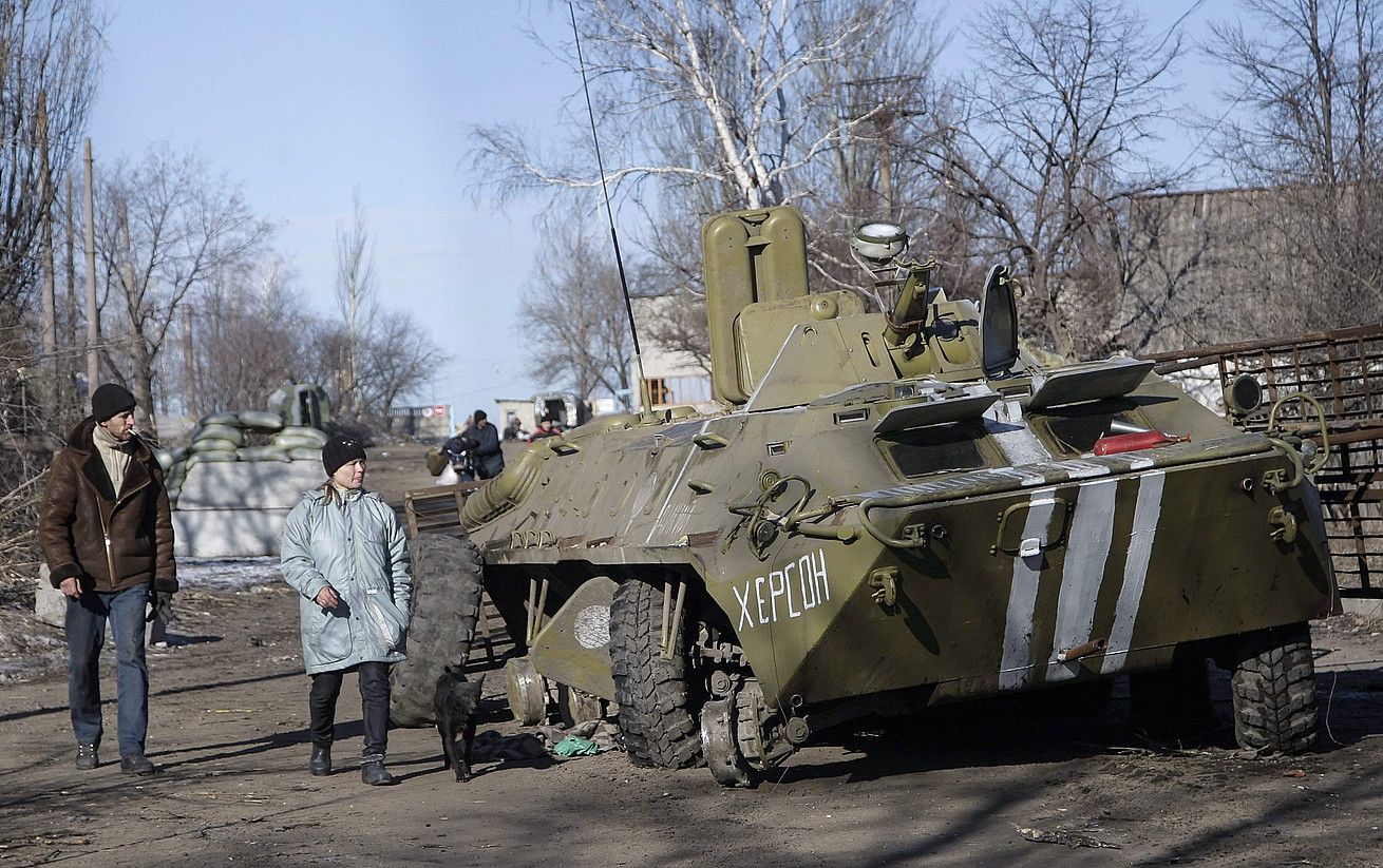 Debaltseve hiri estrategikoa menderatuta, baretu egin da matxinoen jardun militarra. Herritarrak sotoetatik ateratzen hasi dira berriz. ALEXANDER ERMOTXENKO / EFE.