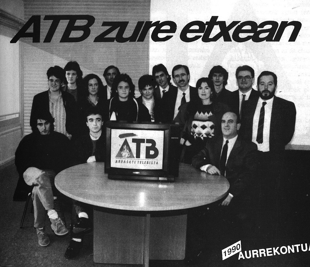 Arrasate Telebistako kazetari, teknikari eta sustatzaileak, 1990ean. GOIENA.
