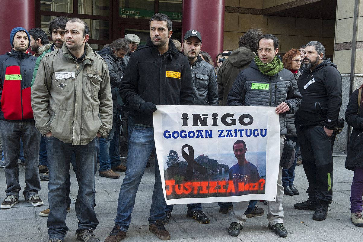 Iñigo Gogoan ekimenak protesta egin zuen atzo epaitegi aurrean, ertzainak deklaratzen aritu zirenean. MONIKA DEL VALLE / ARP. Iñigo Gogoan ekimenak protesta egin zuen atzo epaitegi aurrean, ertzainak deklaratzen aritu zirenean. MONIKA DEL VALLE / ARP.