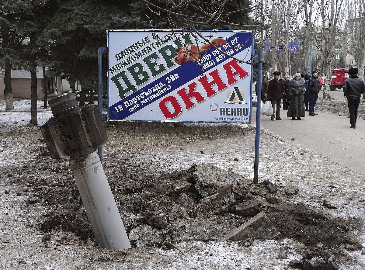 Kramatorsken atzo eroritako misiletako bat. Ukrainako armadaren esku dago hiria. VLADIMIR VLADIMIROV / EFE. Kramatorsken atzo eroritako misiletako bat. Ukrainako armadaren esku dago hiria. VLADIMIR VLADIMIROV / EFE.