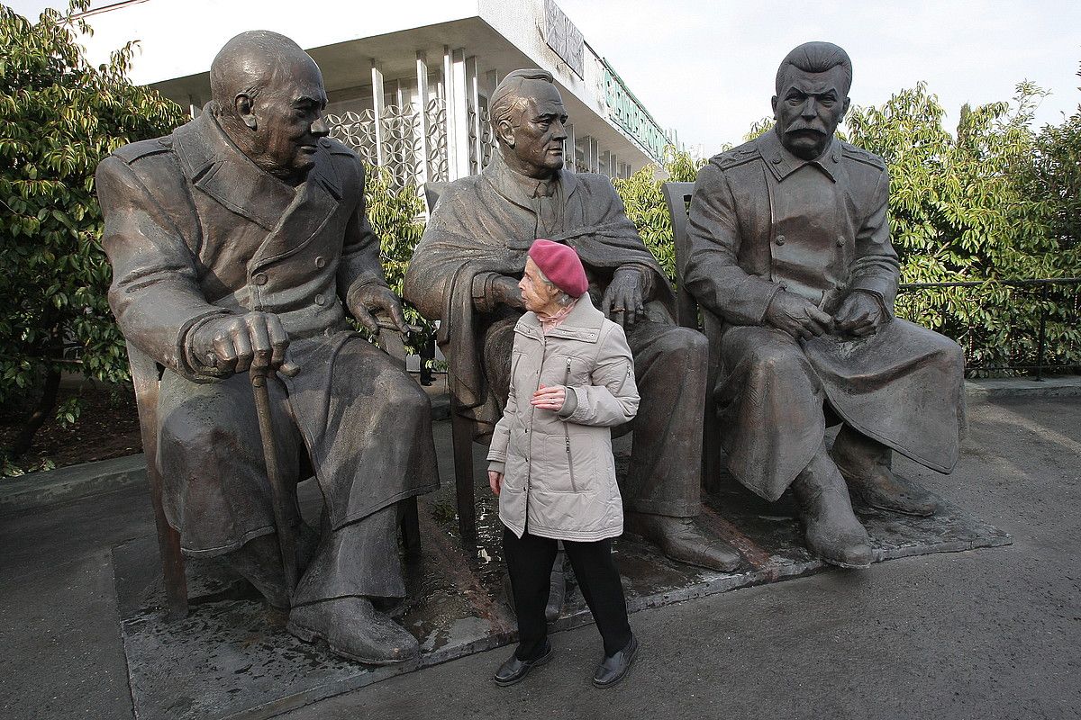 Churchillen, Roosevelten eta Stalinen estatuak, Jaltan. ARTHUR SHWARTS / EFE. Churchillen, Roosevelten eta Stalinen estatuak, Jaltan. ARTHUR SHWARTS / EFE.