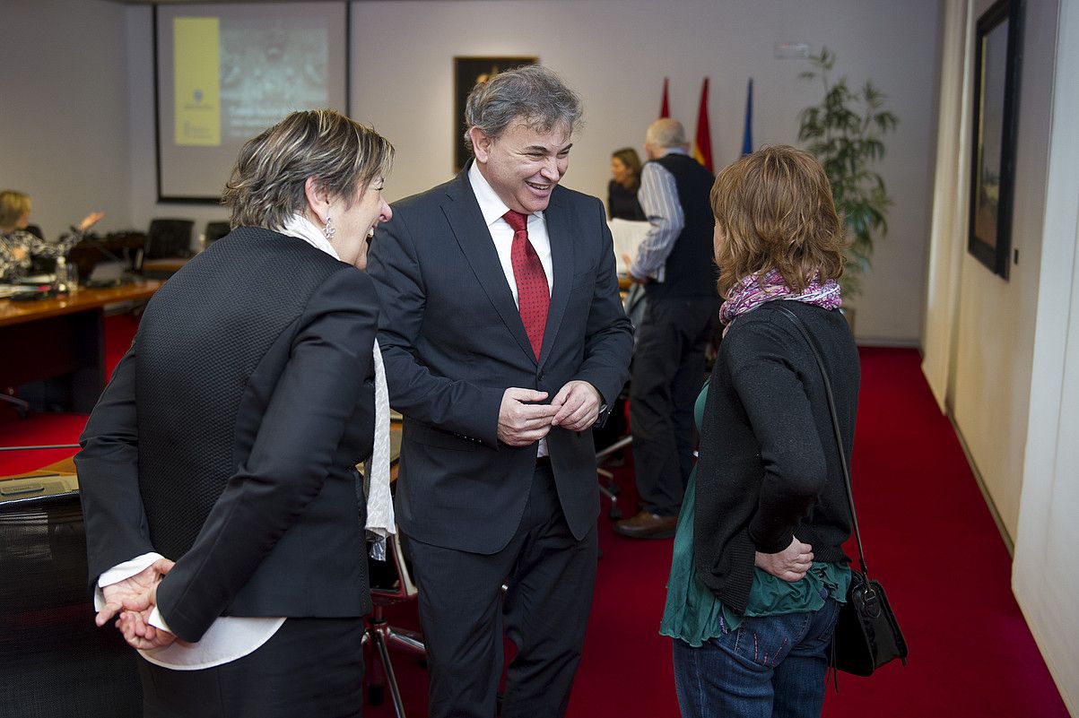 Pedro Gonzalez, atzo, parlamentuan, agerraldia hasi aurretik; ezkerrean, Marisa de Simon (Ezkerra) eta eskuinean Itxaso Lete (Bildu). IÑIGO URIZ / ARGAZKI PRESS.