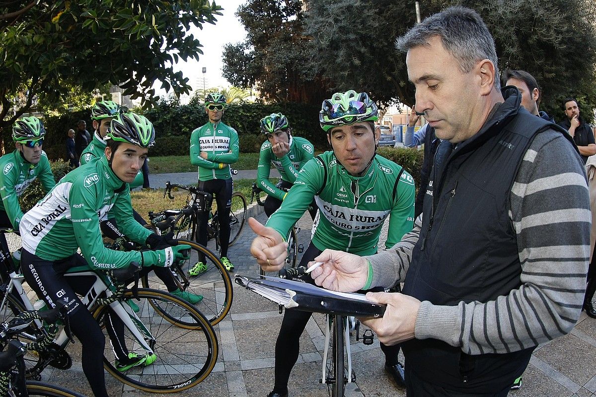 Eugenio Goikoetxea, eskuinean, entrenamendua hasi aurretik David Arroyori azalpenak ematen. CAJA RURAL.