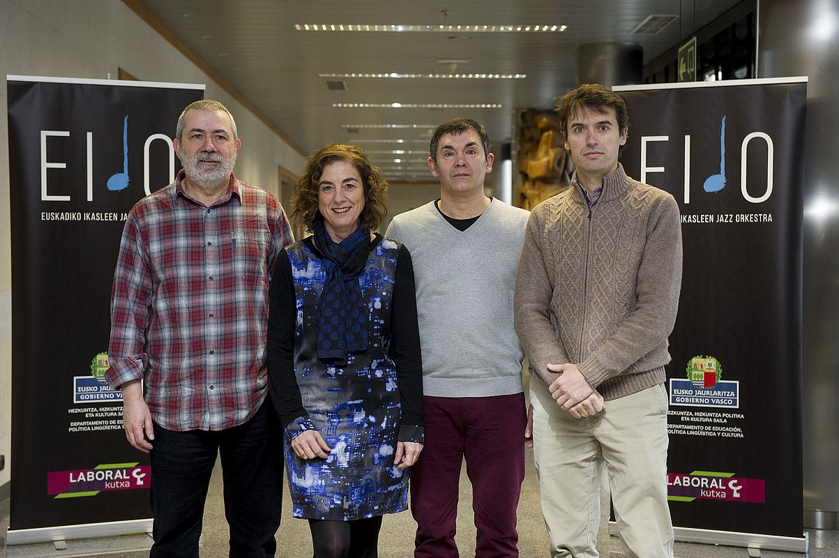 Iñaki Saitua, Cristina Uriarte, Anjel Ugarteburu eta Alberto Ibarrondo, atzo, Gasteizen egindako aurkezpenean. RAUL BOGAJO / ARGAZKI PRESS.