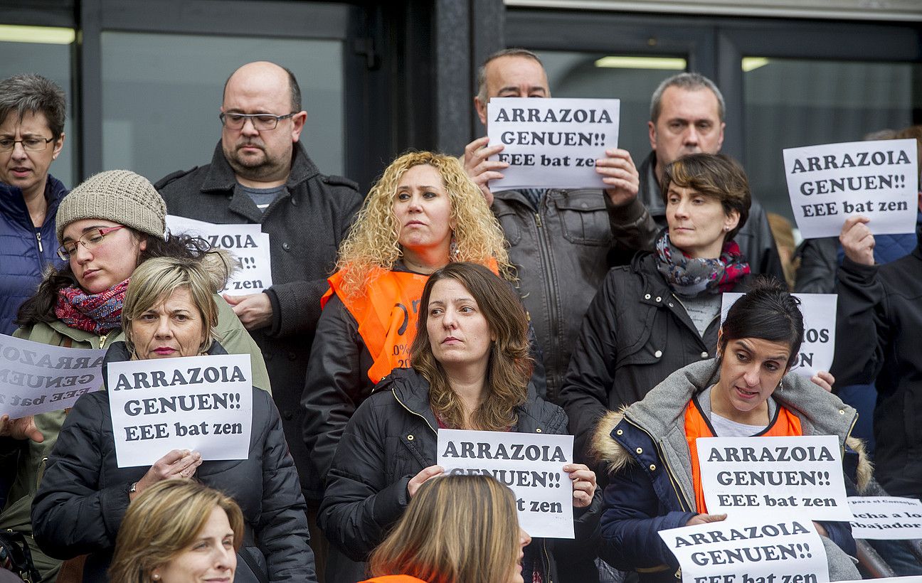 EITBko langileak, enplegu erregulazio dosierraren aurka protestan, urtarrilaren 27an, Bilboko egoitzan. MARISOL RAMIREZ / ARP.