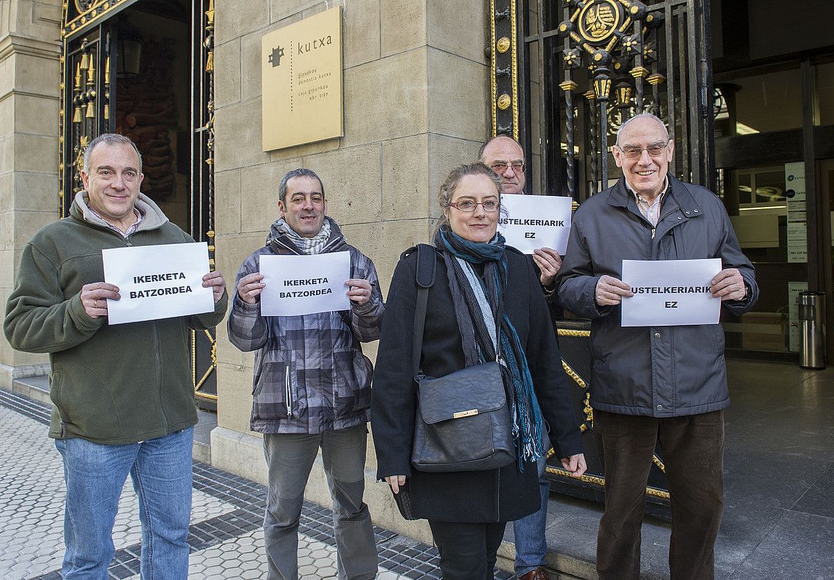 EH Bilduko kideen elkarretaratzea, atzo, Donostiako Kutxabanken egoitzaren aurrean. GORKA RUBIO / ARGAZKI PRESS. EH Bilduko kideen elkarretaratzea, atzo, Donostiako Kutxabanken egoitzaren aurrean. GORKA RUBIO / ARGAZKI PRESS.