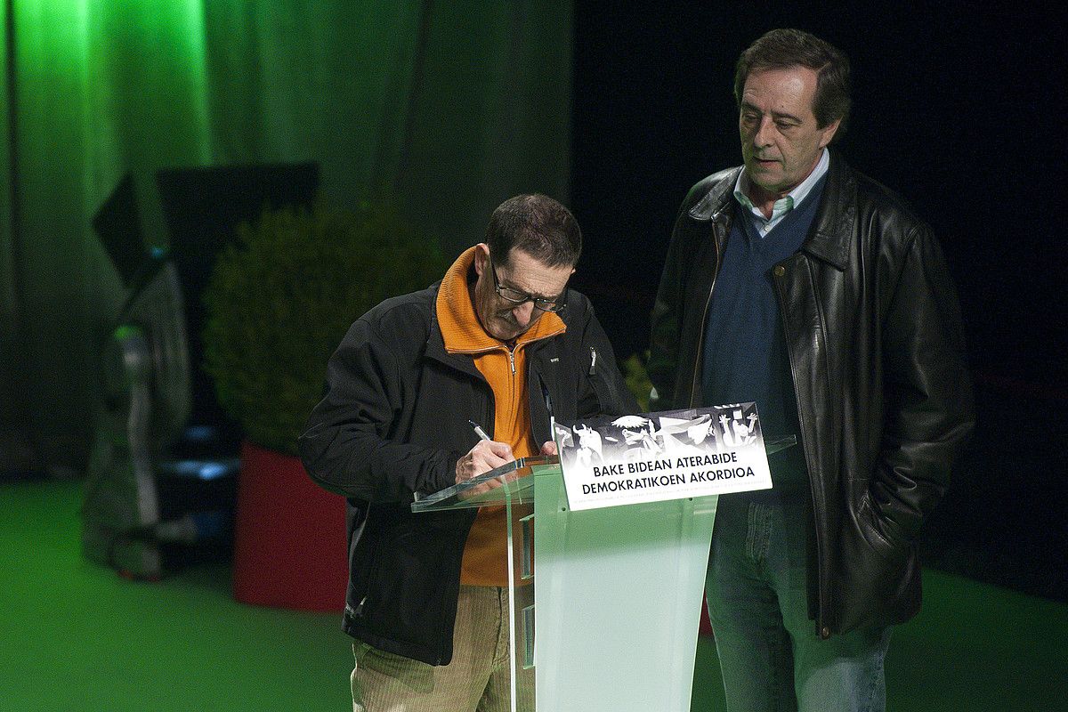 Joxe Iriarte Bikila, 2011n, Donostian, Gernikako Akordioa sinatzen, Gorripidea taldeko kide gisa. GARI GARAIALDE / ARGAZKI PRESS.