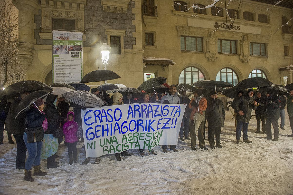 Elurrak ez zuen uxatu jendea; elkarretaratzerako deiari askok erantzun zioten. JUANAN RUIZ / ARGAZKI PRESS.