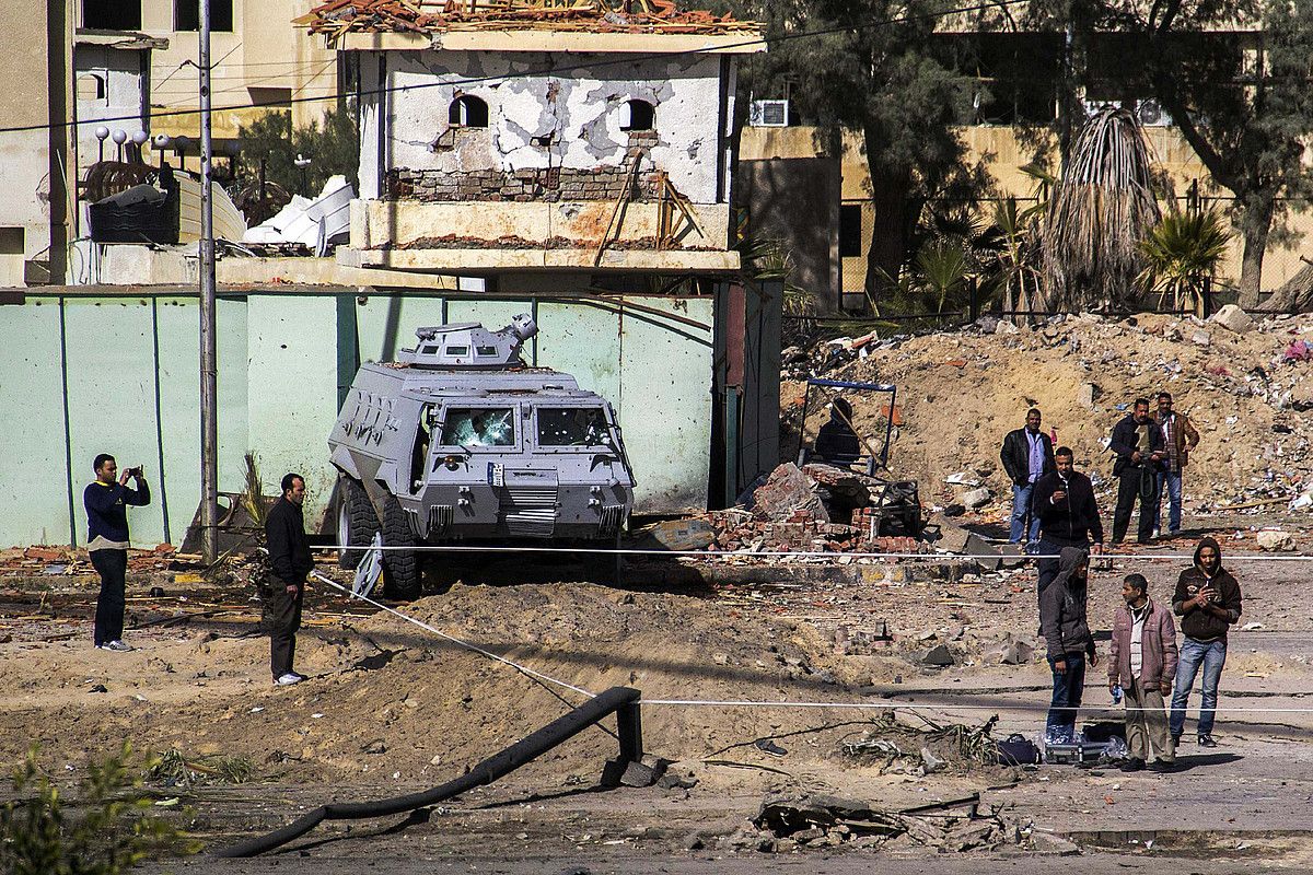 Egiptoko Polizia, Sinaiko erasoak gertatu diren tokietako batean, atzo. ALAA ELKAMHAWI / EFE.