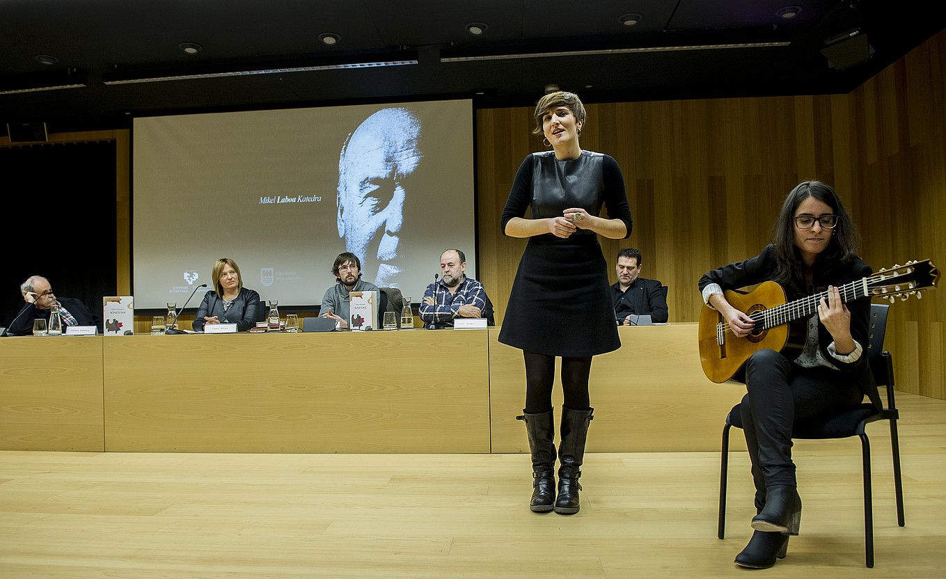 Lehen planoan, Olatz Prat kantaria eta Iosune Marin gitarrista. Atzean, Juan Kruz Igerabide, Ikerne Badiola, Juan Garzia eta Joxean Goikoetxea. GORKA RUBIO / ARP.