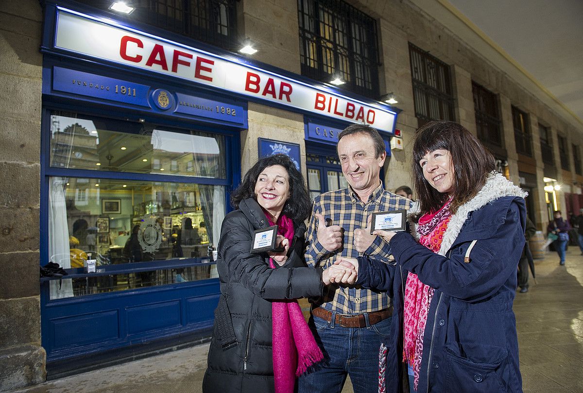 Teresa Calo gidoigilea, Mikel Martinez Cafe Bar Bilbao tabernaren jabea eta Idoia Garzes gidoigilea. MARISOL RAMIREZ / ARP.