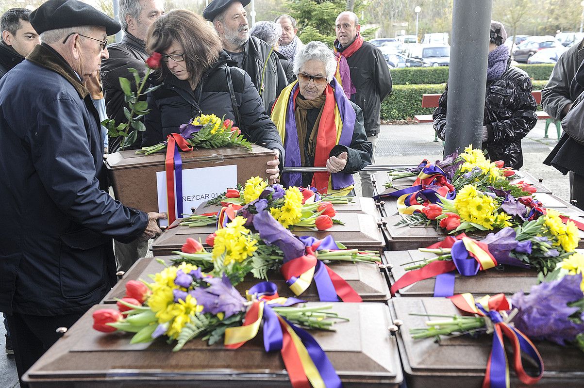 36ko gerran fusilatutakoei eginiko omenaldi bat, Iruñeko hilerrian. JAGOBA MANTEROLA / FOKU