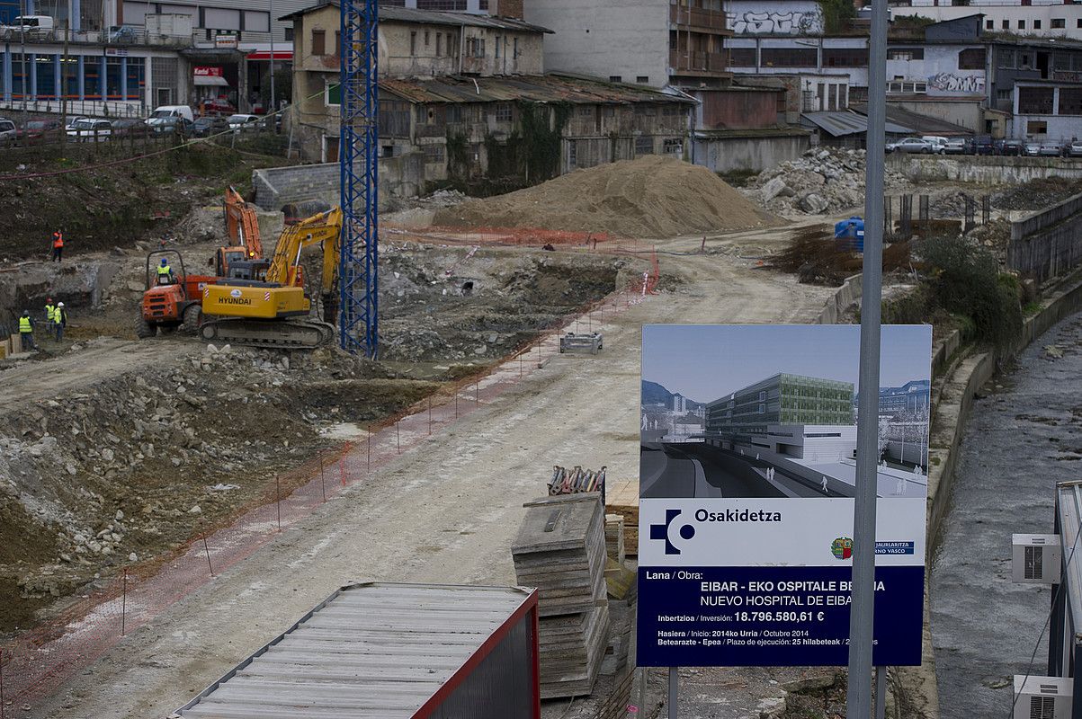 Urrian hasi zituzten Eibarko Ospitalea egiteko lanak; lur kutsatua garbitzen ari dira. RAUL BOGAJO / ARGAZKI PRESS.