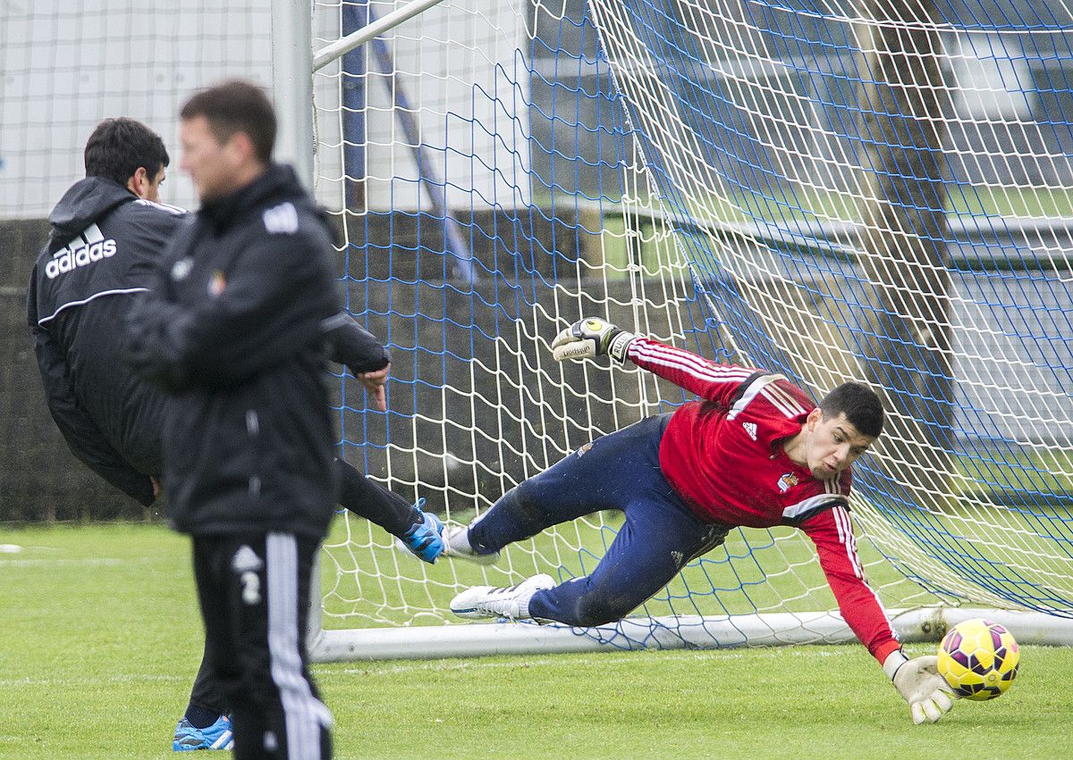 Geronimo Rulli, baloi bat gelditu nahian, atzo, Zubietan egindako entrenamenduan. GORKA RUBIO / ARGAZKI PRESS.