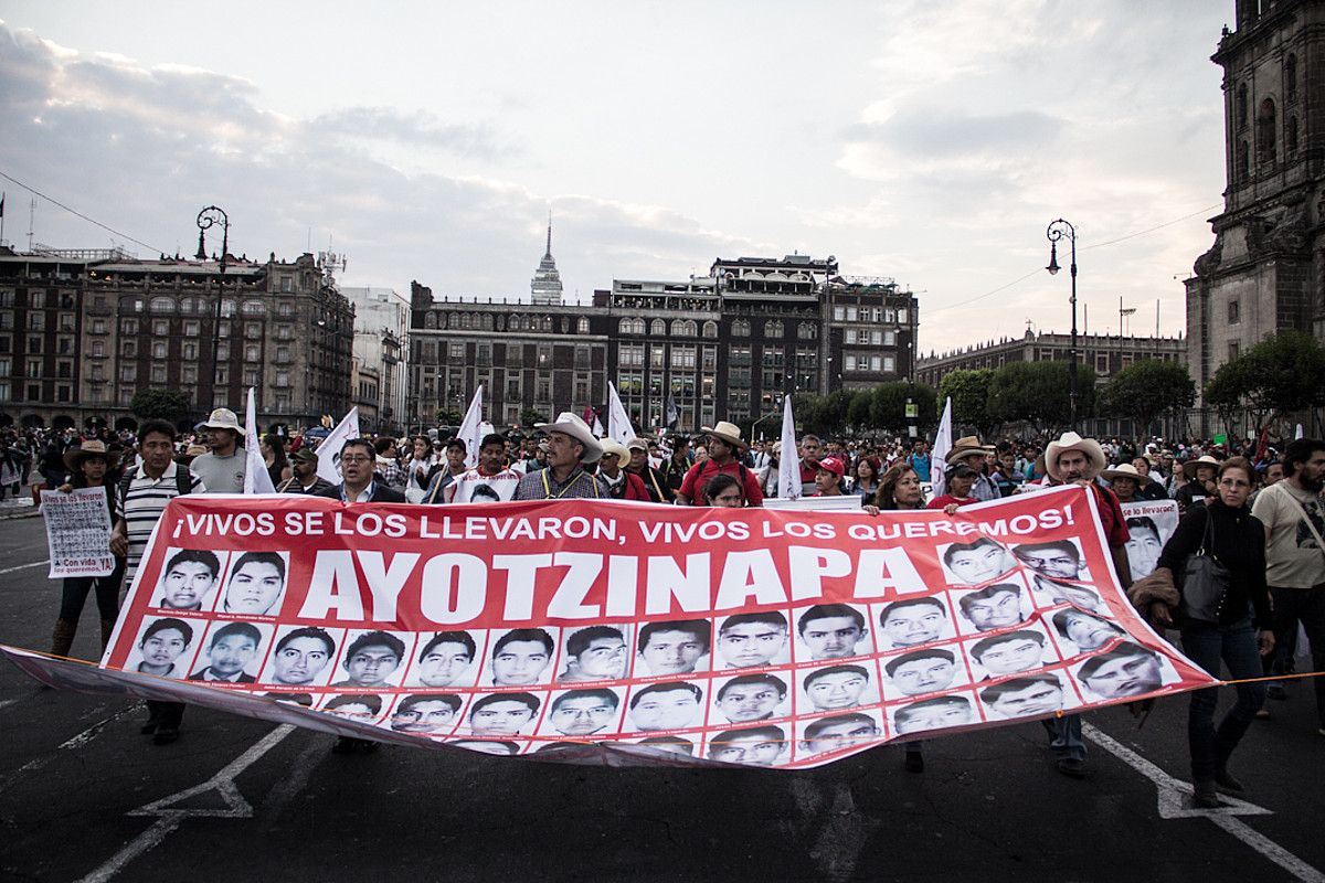 Ayotzinapanako 43 ikasle desagertuen familiek hainbat mobilizazio egin dituzte irailaren 26tik hona; horietako bat astelehenean egin zuten, eta Mexiko Hiriko Zocalo plazan amaitu zen. VALENTINA VALLE.