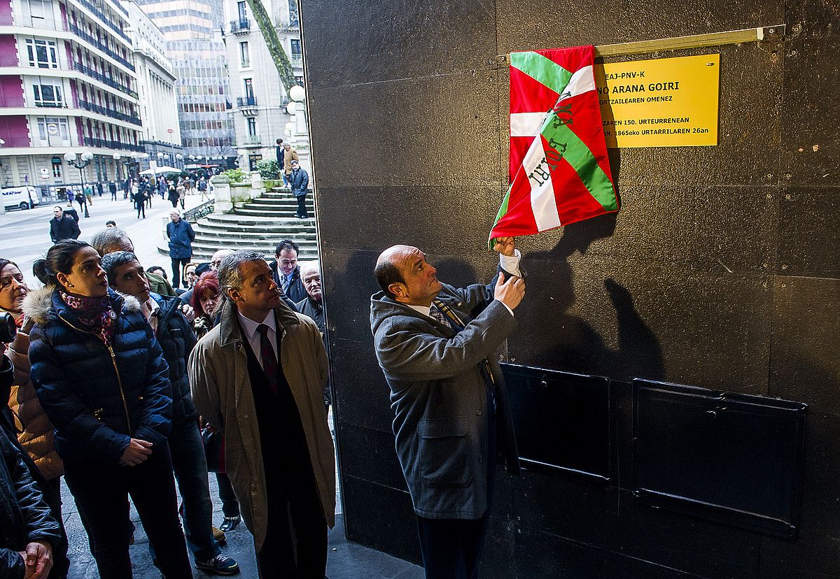 EAJk Sabin Etxeko sarreran jarri du Sabino Aranari eskainitako plaka. Ortuzarrek inauguratu zuen, atzo. L. JAUREGIALTZO / ARP.