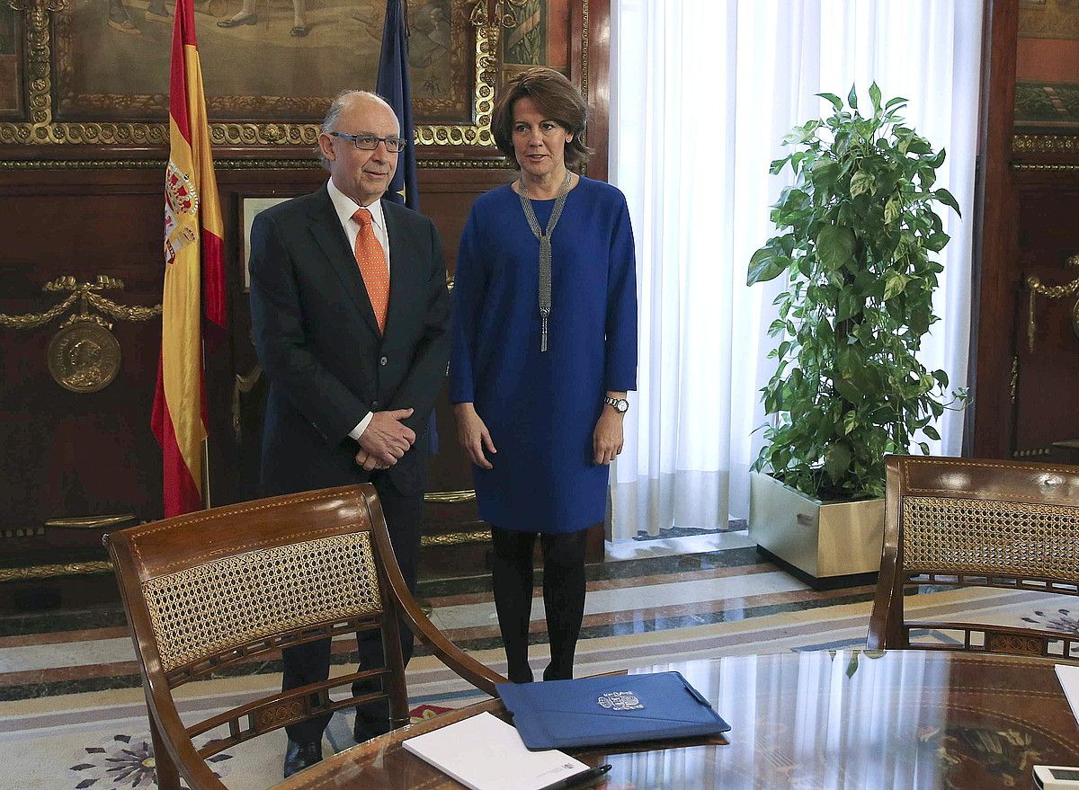 Cristobal Montoro Espainiako Ogasun ministroa eta Yolanda Barcina lehendakaria, atzo, Madrilen. BALLESTEROS / EFE.
