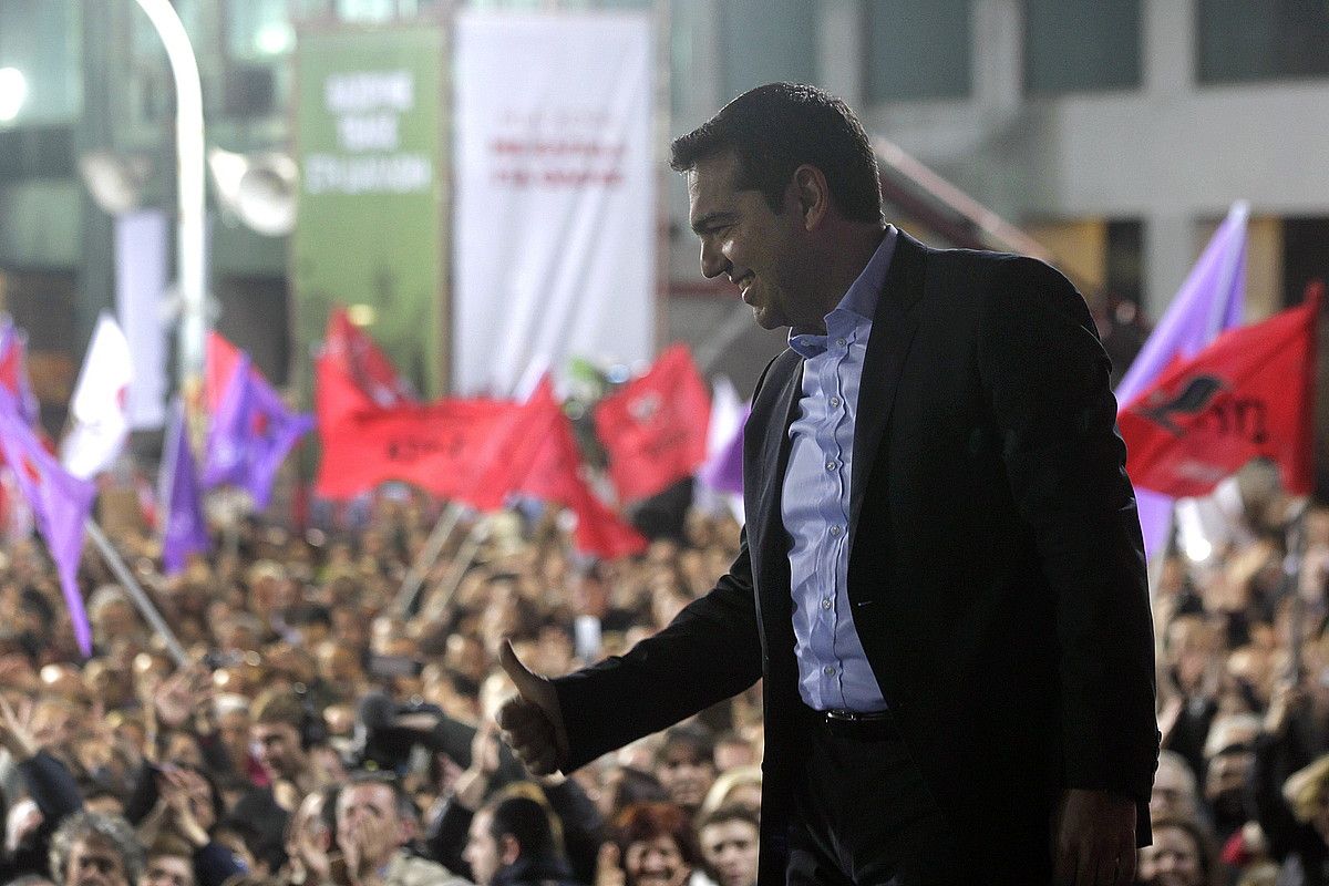 Syrizako buru Alexis Tsipras, atzoko mitin jendetsuan. YANNIS KOLESIDIS / EFE.