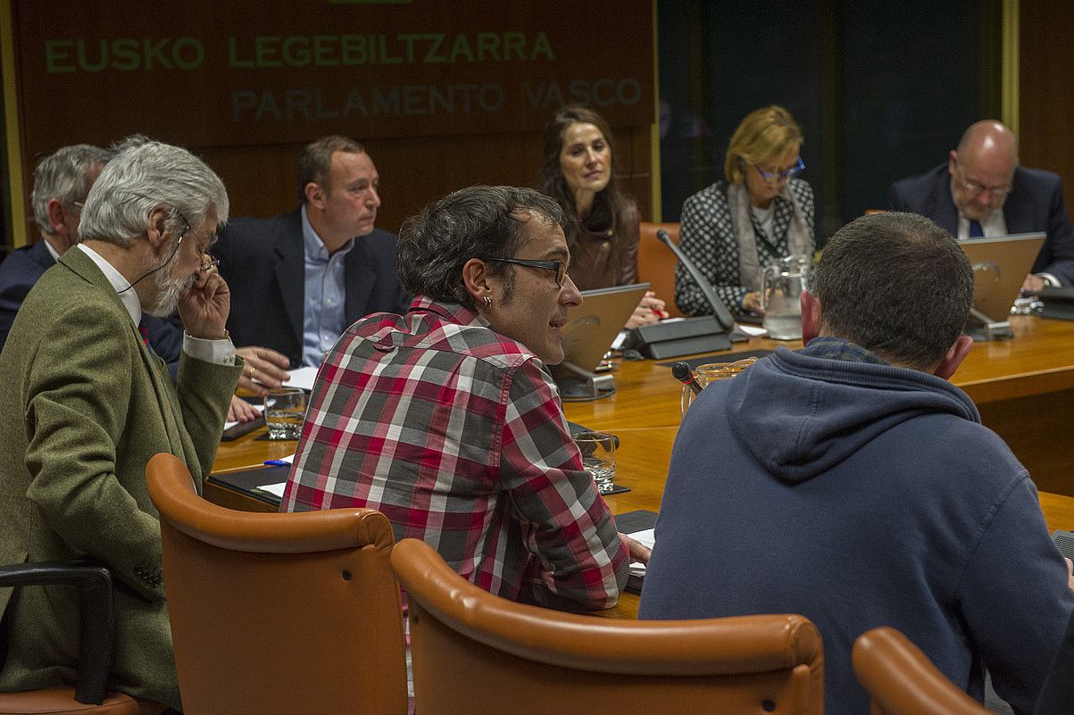 Atxiloketen aurkako proposamena eraman zuen atzo EH Bilduk Eusko Legebiltzarreko Batzorde Iraunkorrera. Irudian, eztabaidaren une bat. JUANAN RUIZ / ARGAZKI PRESS. Atxiloketen aurkako proposamena eraman zuen atzo EH Bilduk Eusko Legebiltzarreko Batzorde Iraunkorrera. Irudian, eztabaidaren une bat. JUANAN RUIZ / ARGAZKI PRESS.