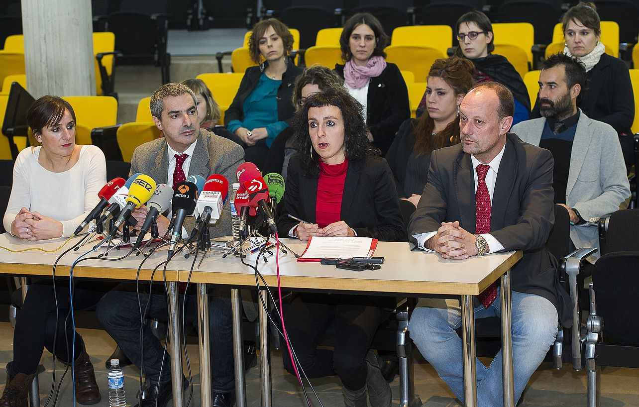 Astelehenean atxilotutako hamabi abokatuak, atzo. Kepa Manzisidor eta Onintza Ostolaza —erdiko biak— aritu ziren guztien izenean. LUIS JAUREGIALTZO / ARGAZKI PRESS. Astelehenean atxilotutako hamabi abokatuak, atzo. Kepa Manzisidor eta Onintza Ostolaza —erdiko biak— aritu ziren guztien izenean. LUIS JAUREGIALTZO / ARGAZKI PRESS.