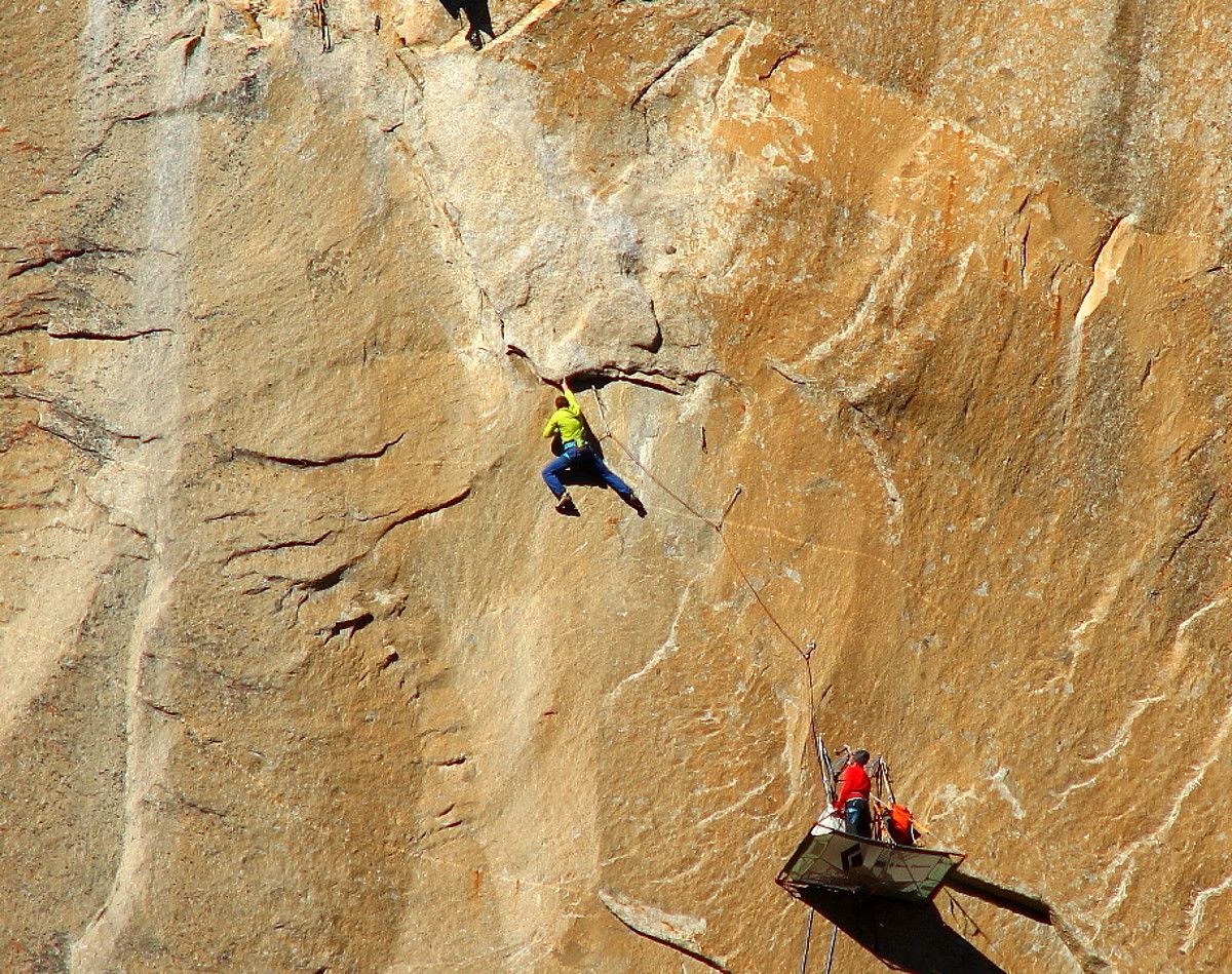 Tommy Caldwell, 13. luzea eskalatzen. Kevin Jorgeson dago haren azpian, zain. TOM EVANS / ADIDAS OUTDOOR.