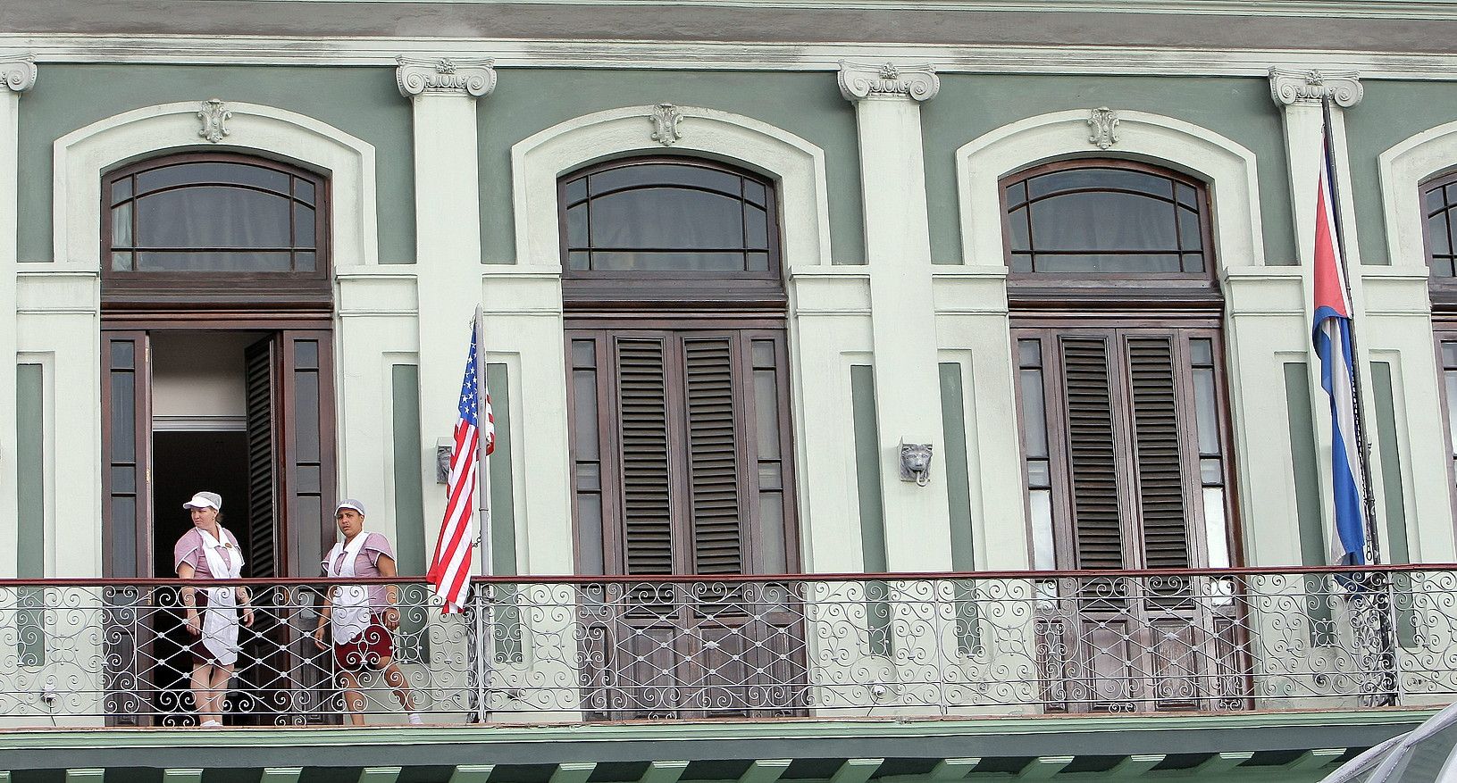 AEBetako bandera eskegi dute aste honetan herrialde horretako ordezkariek ostatu hartuko duten Habanako hotelean. Haren alboan ageri da, baita ere, Kubako bandera, eskuinean. ERNESTO MASTRASCUSA / EFE.