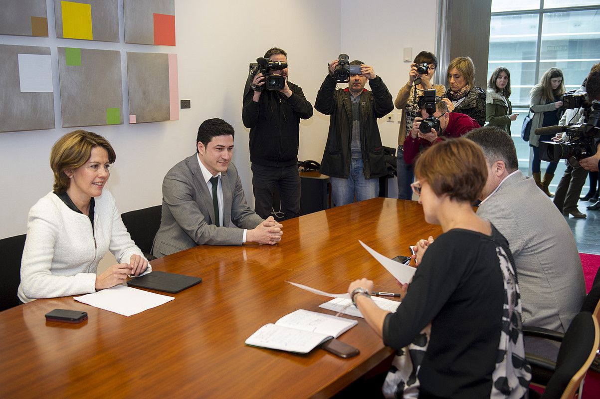 UPNko eta PSNko ordezkarien arteko bilera, atzo goizean, parlamentuan. IÑIGO URIZ / ARGAZKI PRESS. UPNko eta PSNko ordezkarien arteko bilera, atzo goizean, parlamentuan. IÑIGO URIZ / ARGAZKI PRESS.