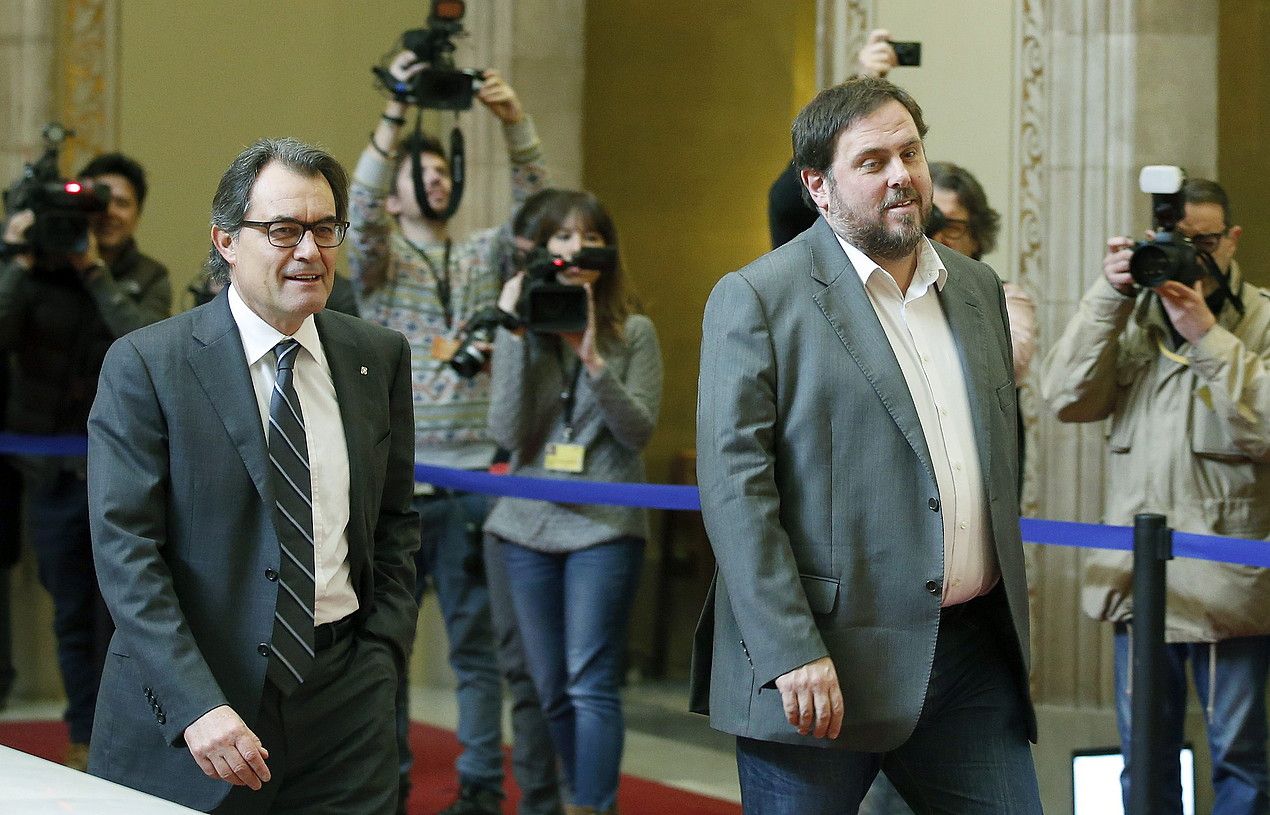 Azaroaren 9rako ere antzeko zailtasunak izan zituzten Masek eta Junquerasek. ANDREU DALMAU / EFE.