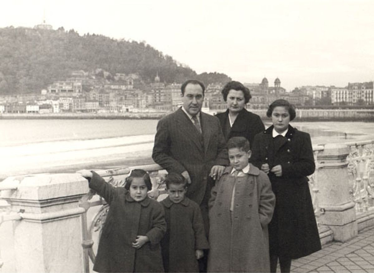 Antonio Valverde Ayalde, 1950eko hamarkadaren hasieran, Donostian, Maria Dolores Lamsfus emaztearekin eta bien aurreneko lau seme-alabekin: bien ondoan, Lola Valverde; behean, ezkerretik eskuinera: Maria Jose, Carlos eta Antton. Beste bi seme-alaba izan zituzten geroago: Rosa eta Javier. WWW.ANTONIOVALVERDE.COM.