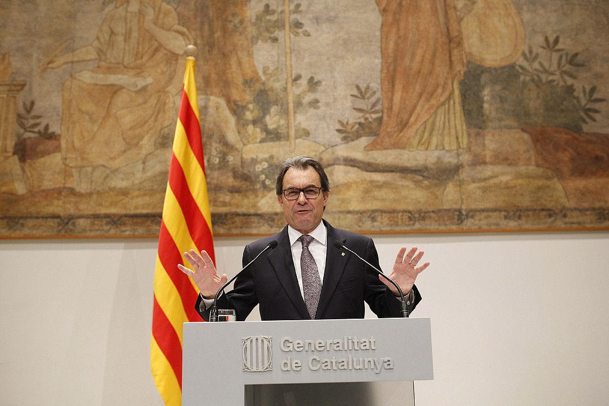 Atzo, bost orduko bileraren ostean, bat-batean iragarri zuen agerraldia Artur Mas Kataluniako presidenteak. ALEJANDRO GARCIA / EFE.