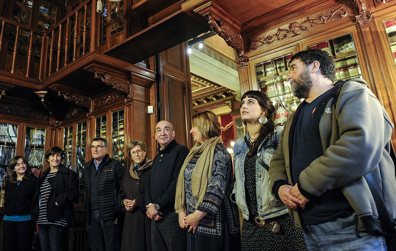 Ezkerretik eskuinera, Garazi Lopez Etxezarreta, Lorea Agirre, Joan Mari Torrealdai, Jone Forcada, Martin Garitano, Ikerne Badiola, Eneka Alvarez Txillardegiren iloba eta Joseba Alvarez semea, atzo Donostian egindako ekitaldian. JAGOBA MANTEROLA / ARGAZKI PRESS. Ezkerretik eskuinera, Garazi Lopez Etxezarreta, Lorea Agirre, Joan Mari Torrealdai, Jone Forcada, Martin Garitano, Ikerne Badiola, Eneka Alvarez Txillardegiren iloba eta Joseba Alvarez semea, atzo Donostian egindako ekitaldian. JAGOBA MANTEROLA / ARGAZKI PRESS.